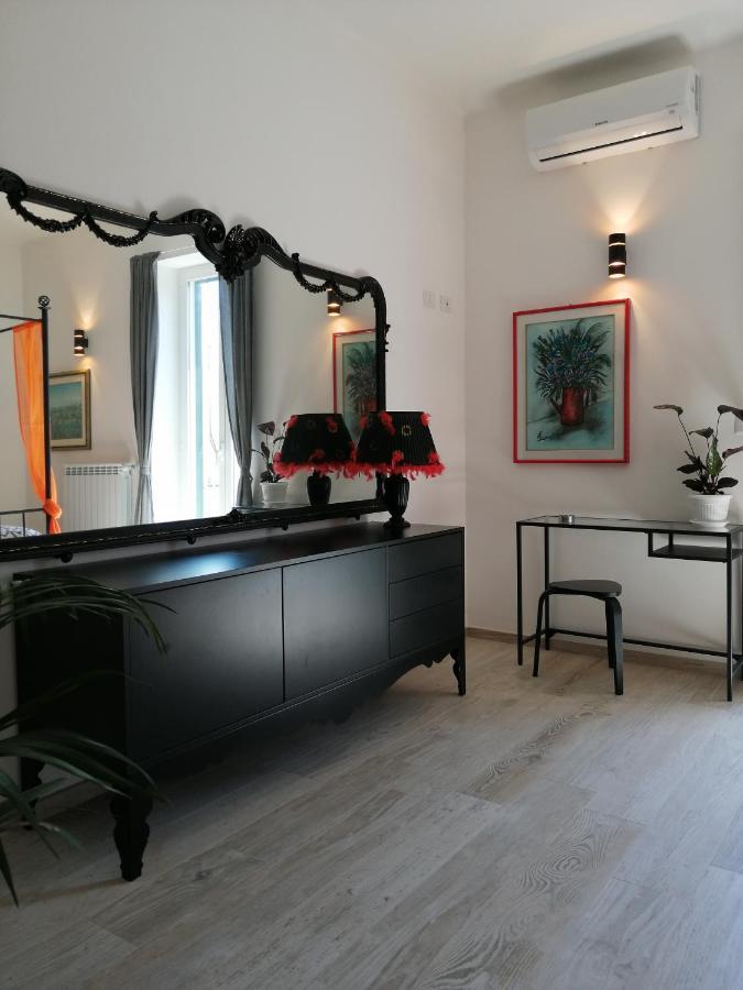 Love Mirrors And Flowers - Affitti Brevi Italia Apartment บารี ภายนอก รูปภาพ