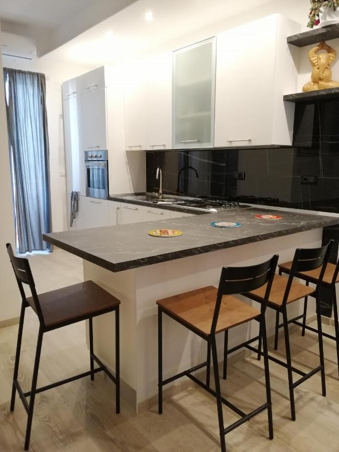 Love Mirrors And Flowers - Affitti Brevi Italia Apartment บารี ภายนอก รูปภาพ