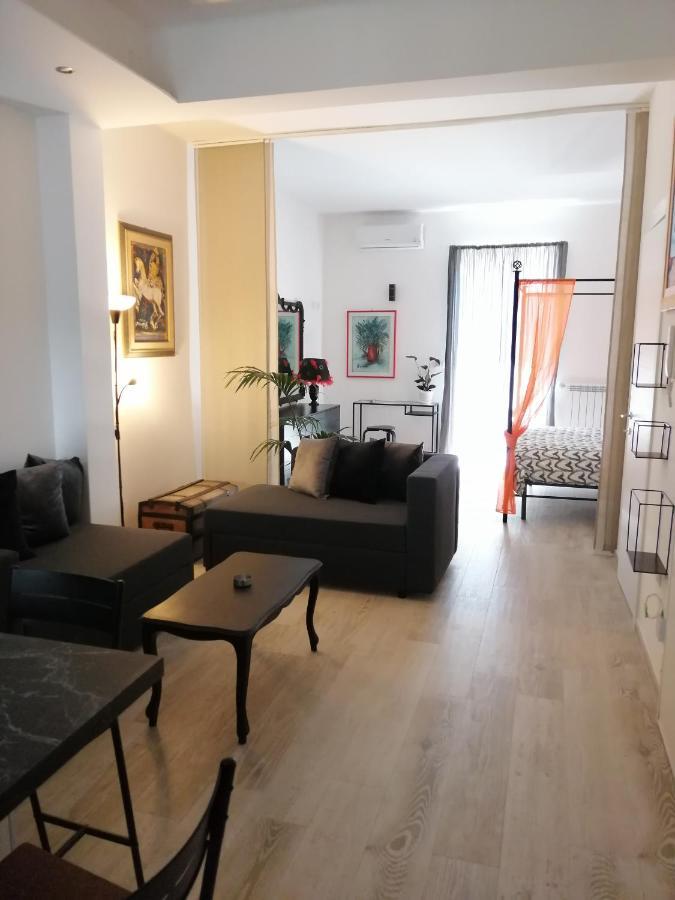Love Mirrors And Flowers - Affitti Brevi Italia Apartment บารี ภายนอก รูปภาพ